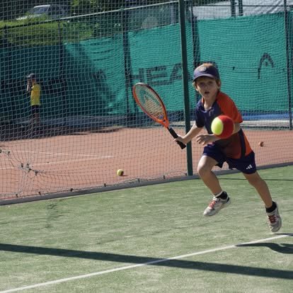 Jeune joueur en plein coup droit