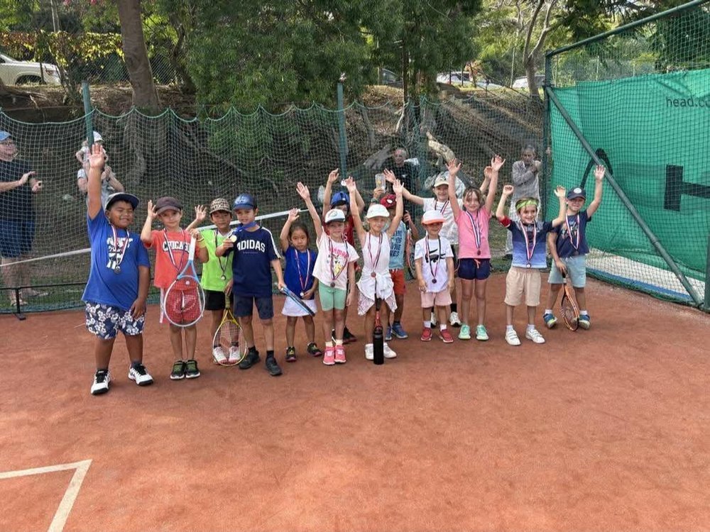 Remise des médailles après un stage de tennis