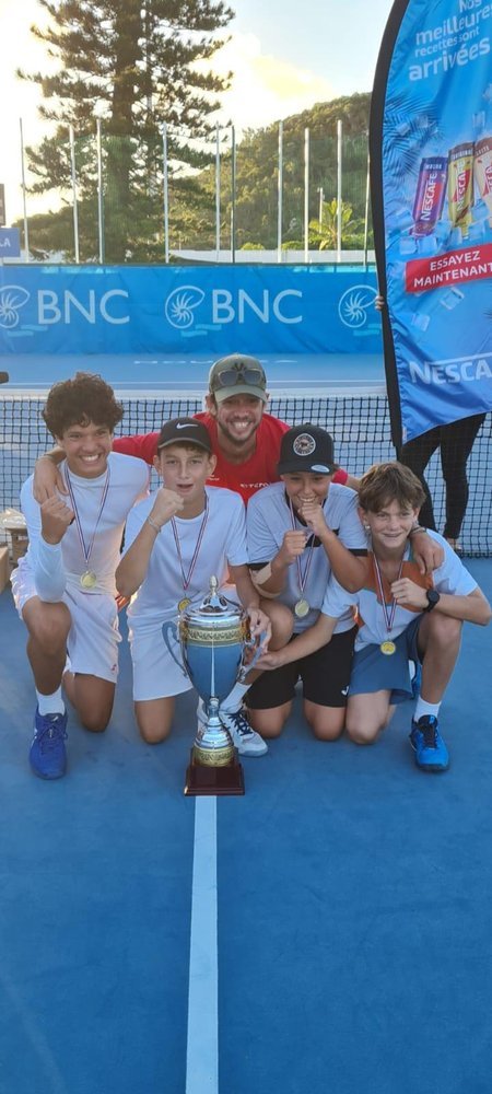 Jeunes champions et leur coach au tournoi BNC